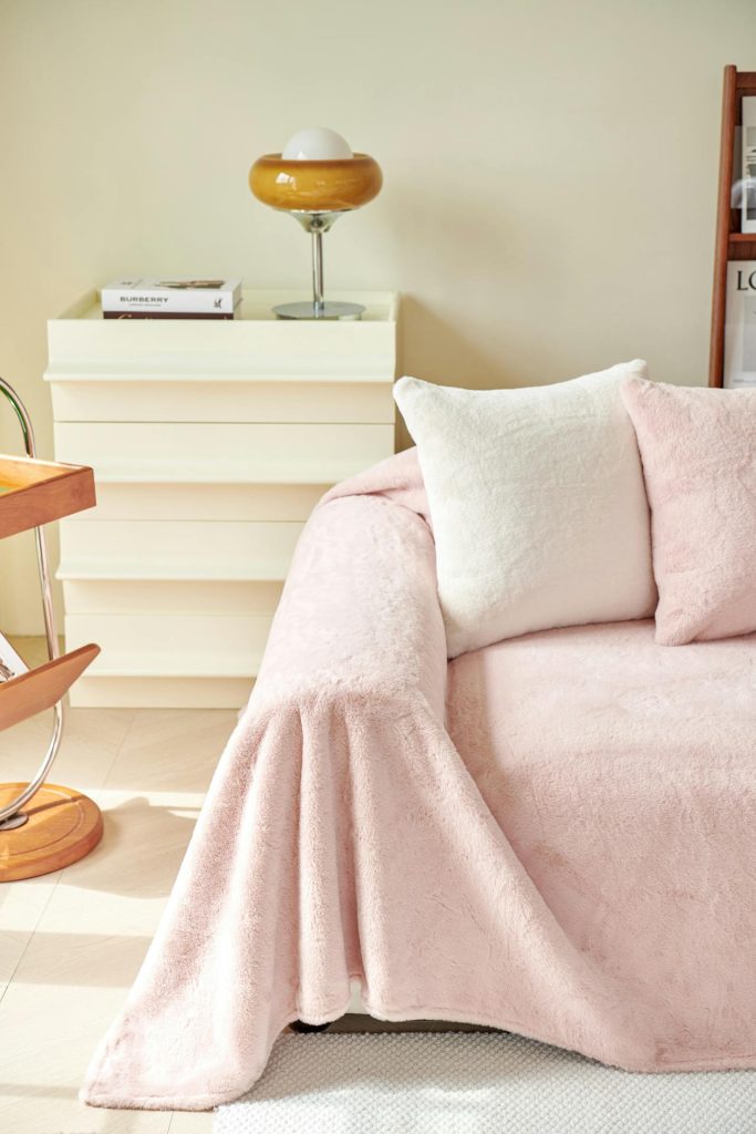 Przytulne wnętrze z naturalnymi teksturami